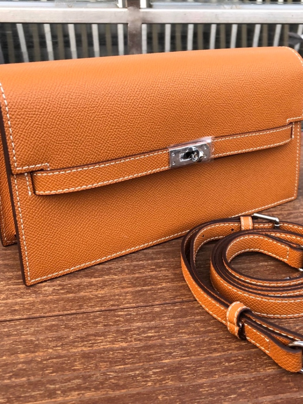 Élan Saddle Leather Wallet Clutch with Detachable Strap